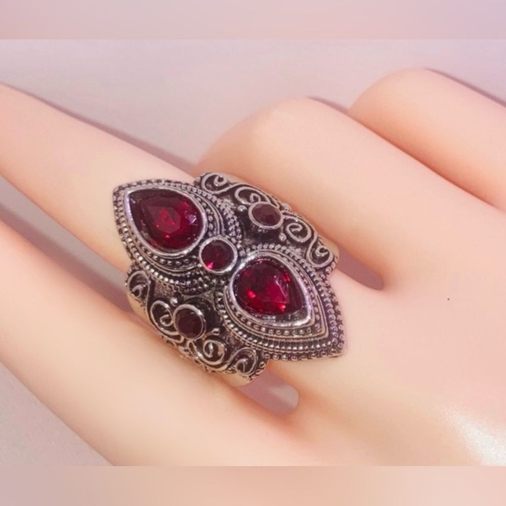 Vintage Silver Ring with Red Gemstones SIZE 7